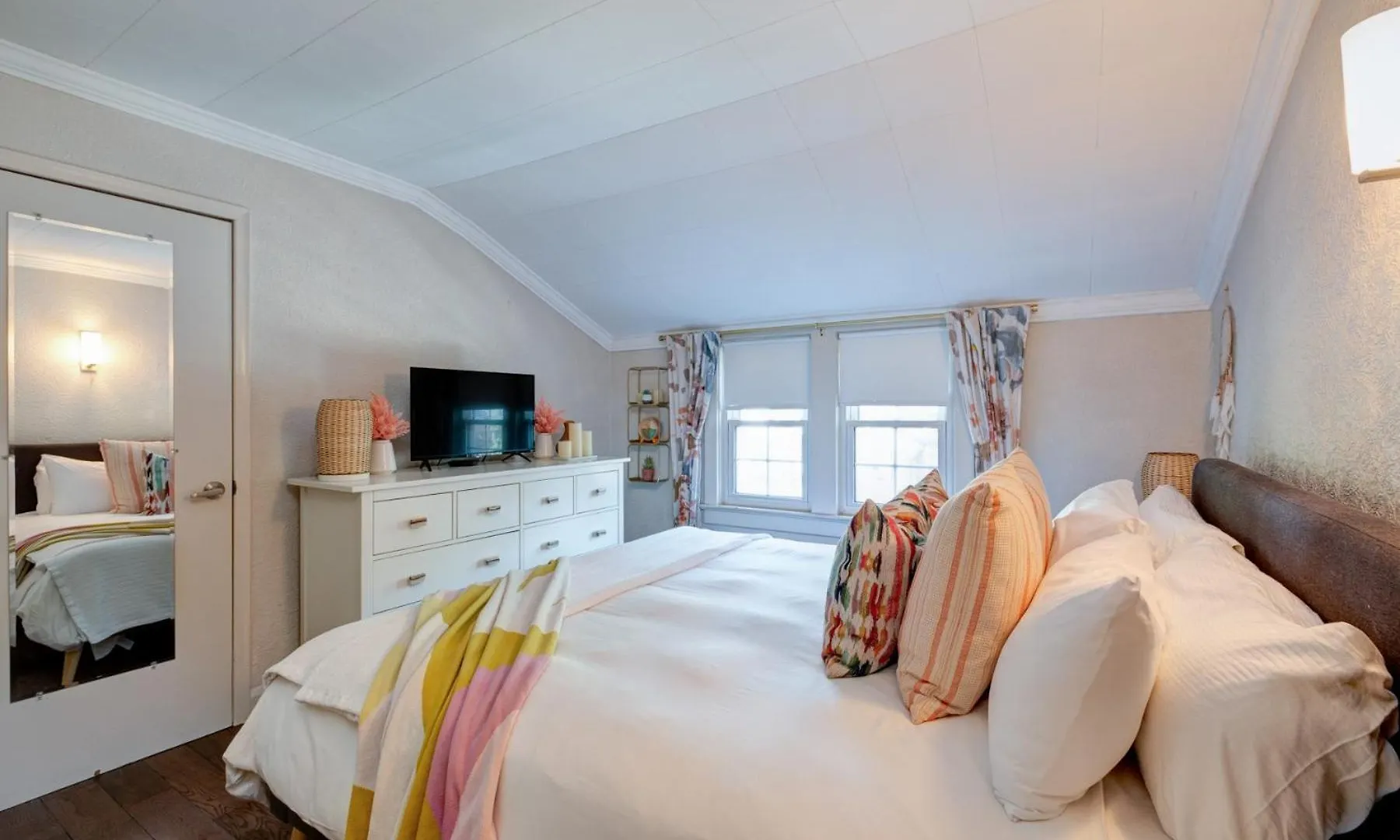 Charming Beach Retreat Villa Toronto
